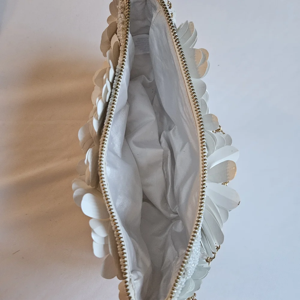 White Floral Beaded Chain Hand Made Shoulder Bag - Picture 3 of 4